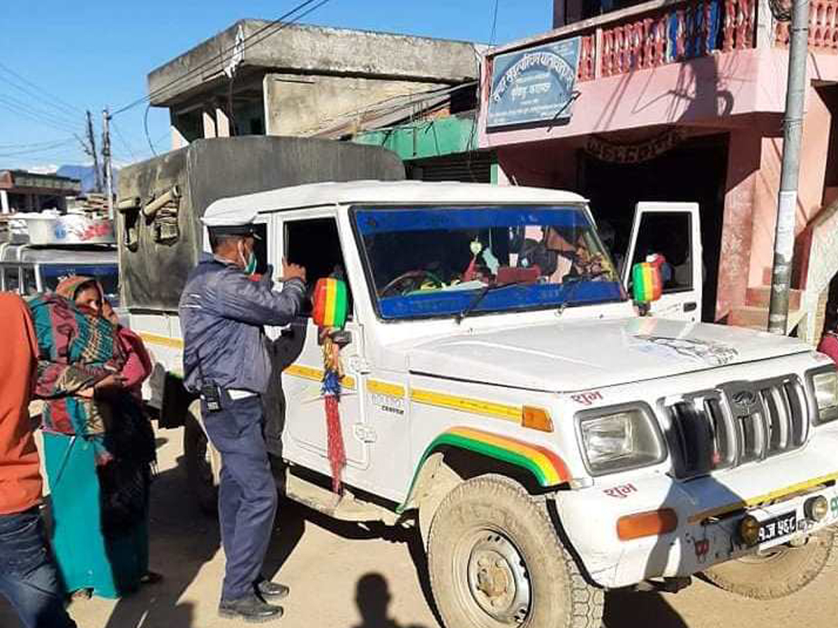 बैतडीमा सचेतना जगाउँदै ट्राफिक प्रहरी 